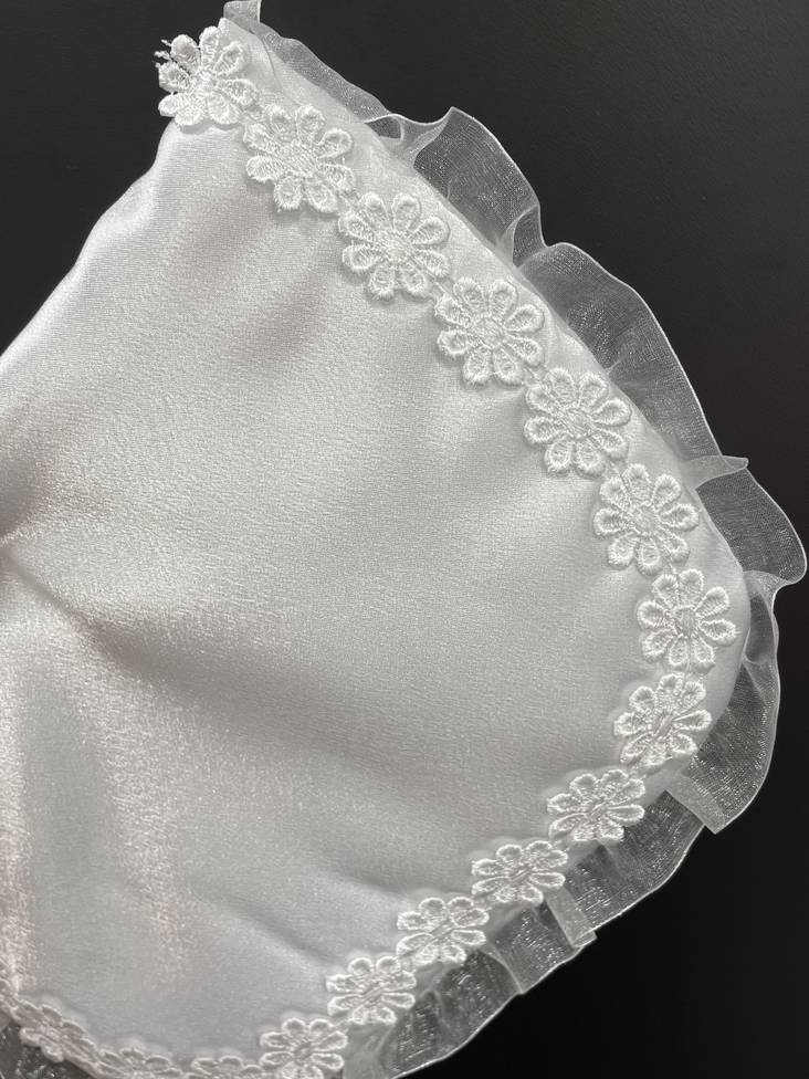 Kastetyyny satiini, tyllireuna kukilla - Kastemekot & tarvikkeet - klio0218191002 - 1