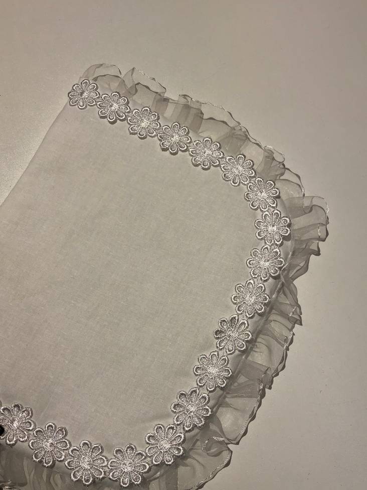 Kastetyyny puuvillaa, tyllireuna kukilla - Kastemekot & tarvikkeet - klio011b - 1